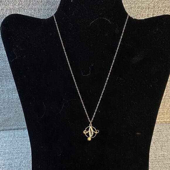 Vintage Filigree Pendant Necklace Gold Tone Circle Design w/ Rhinestone 16” - Picture 2 of 7